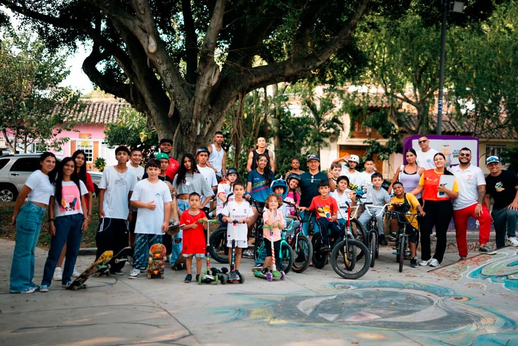 Fotografia de un grupo de jovenes practicantes del BMX Freestyle y Skateboarding