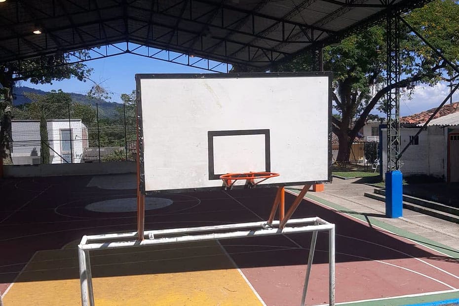Fotografia de estructuras de baloncesto y futbol en el corregimiento de la magdalena