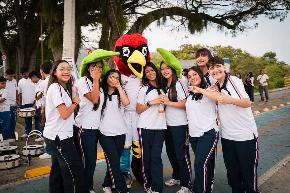 Fotografia de grupo de jovenes estudiantes en la Inauguración de los juegos intercolegiados 2026